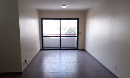 Apartamento 87m², 03 dormitórios (sendo 01 suíte), 03 banheiros e 01 vaga na garagem.  Condomínio com portaria.  Excelente localização