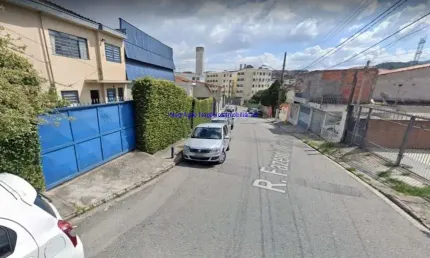 Galpão 700m², 01 escritório, 05 banheiros e 10 vagas na garagem; Possui quarto e cozinha no piso inferior.  Excelente localização.
