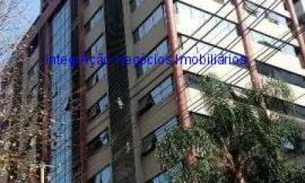 Conjunto Comercial Cobertura 87m², sendo 70m² de área interna e 17m² de terraço; Possui 02 banheiros e 02 vagas na garagem.   Condomínio com recepção