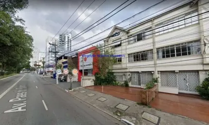 Sobrado Comercial 550m², 04 salas, 03 banheiros e 05 vagas na garagem.   Excelente localização entre as Ruas Ezequiel Ramos, Camé