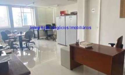 Conjunto Comercial 73m², 01 sala, 01 banheiro e 01 vaga na garagem.  Condomínio com recepção e segurança 24hrs.  Excelente localização