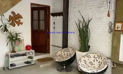 Sobrado Residencial ou Comercial 142m², 03 dormitórios (sendo 02 suítes), 03 banheiros e 01 vaga na garagem.   Excelente localização á 9 minutos andan