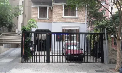 Casa Comercial 252m², 07 salas, 07 banheiros e 02 vagas na garagem.  Excelente localização á 8 minutos andando para a estação do metrô Higienópolis