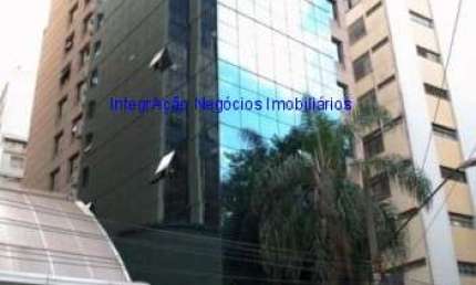 Prédio Comercial 831,80m², Subsolo: 611,53m² de área total compondo 26 vagas na garagem, 02 banheiros e vestiário. Térreo:  recepção, loja na lateral