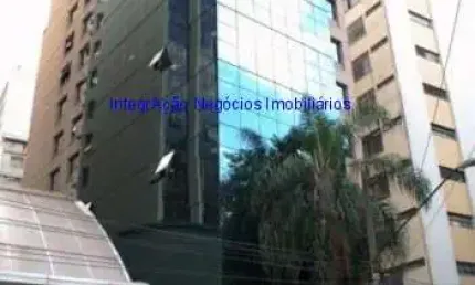 Prédio comercial 831,80m², subsolo: 611,53m² de área total compondo 26 vagas na garagem, 02 banheiros e vestiário. térreo:  recepção, loja na lateral