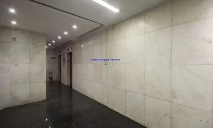 Conjunto Comercial 74m², 02 banheiros e 02 vagas na garagem.  Condomínio com portaria e segurança 24hrs.  Excelente localização