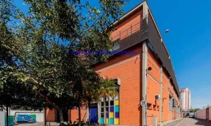 Prédio 2.243m², 02 banheiros coletivos com vestiários (piso superior), 42 vagas na garagem, Piso superior (escritórios) com forro termo acústico