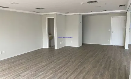 Conjunto Comercial 50m², 02 banheiros e 02 vagas na garagem.  Condomínio com recepção e segurança 24hrs.  Excelente localização