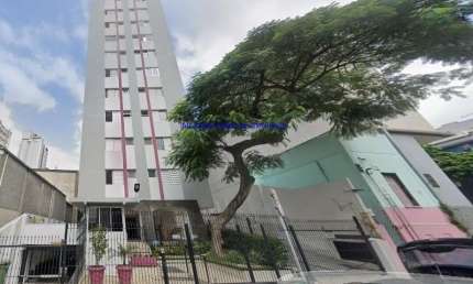 Apartamento 37m², 01 dormitório, 01 banheiro e 01 vaga na garagem.  Condomínio com portaria, segurança.  Excelente localização.