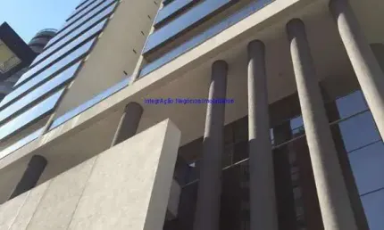 Apartamento 192m², 03 dormitórios (sendo suítes), 04 banheiros e 04 vagas na garagem.  Condomínio com portaria, segurança 24hrs, piscina adulto e infa