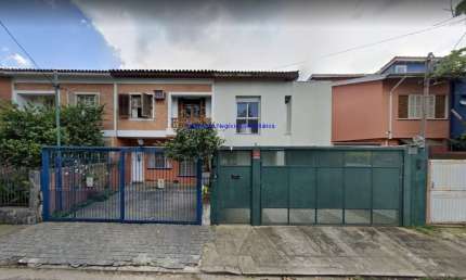 Sobrado 240m², 03 dormitórios (sendo suítes), 04 banheiros e 02 vagas na garagem.  Excelente localização entre as Ruas Hungria, Dona Ana Helena de Sal