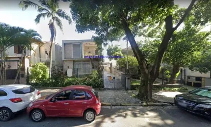 Sobrado 380m², 04 dormitórios (sendo 01 suíte), 03 banheiros e 04 vagas na garagem.  Excelente localização á 8 minutos andando para a estação do metrô