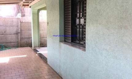 Casa 500m², 03 dormitórios, 01 banheiro e 02 vagas na garagem. Possui um amplo quintal com churrasqueira.  Excelente localização entre as Ruas Emílio
