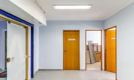 Conjunto Comercial 441m², 10 salas, 04 banheiros, cozinha/refeitório para 14 pessoas e sala de treinamento para 35 lugares.   Condomínio com segurança