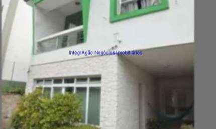Sobrado Residencial 250m², 03 dormitórios (sendo 01 suíte), 04 banheiros e 02 vagas na garagem.  Excelente localização entre as Ruas Coronel Diogo,