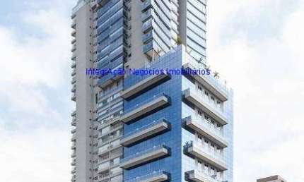Apartamento 80m², 01 dormitório (sendo suíte), 02 banheiros e 02 vagas na garagem.  Condomínio com portaria, segurança 24hrs, piscina com raia coberta