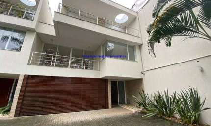 Casa 425m², 04 dormitórios (sendo suíte), 07 banheiros e 04 vagas na garagem.  Condomínio com segurança 24hrs, piscina e churrasqueira.