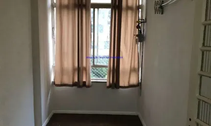 Apartamento 37.10m², 01 dormitório e 01 banheiro.  Condomínio com portaria 24hrs.  Excelente localização á 29 segundos andando para a estação do metrô