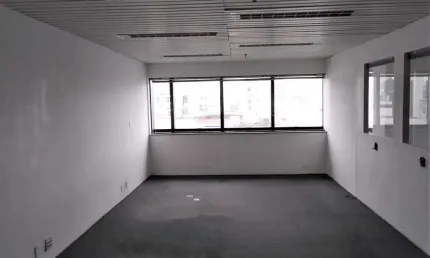 Conjunto comercial 80.21m², 03 banheiros e 02 vagas na garagem.   condomínio com recepção e segurança 24hrs.  excelente localização