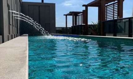Apartamento 71.49m², 02 dormitórios, 01 banheiro e 01 vaga na garagem.  Condomínio com portaria 24hrs, piscina, salão de festa, churrasqueira, lavande