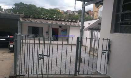 Casa 250m²,  Casa da frente possui 01 dormitório, 01 banheiro e 01 cozinha; Casa do meio possui 01 dormitório e 01 banheiro e Casa do fundo possui 02