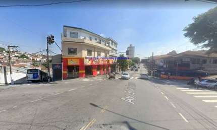 Prédio Misto - Comercial e Residencial 780m², com 03 salões comerciais, 04 banheiros e 07 apartamentos com um, dois ou três dormitórios.