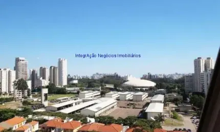 Apartamento 161m², 04 dormitórios (sendo 01 suíte), 03 banheiros e 01 vaga na garagem.  Condomínio com portaria, segurança 24hrs e salão de festa.  Ex