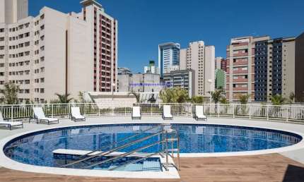 Apartamento Studio 36m², 01 dormitório, 01 banheiro e 01 vaga na garagem.  Condomínio com portaria, segurança 24hrs, piscina, hall social, sala office
