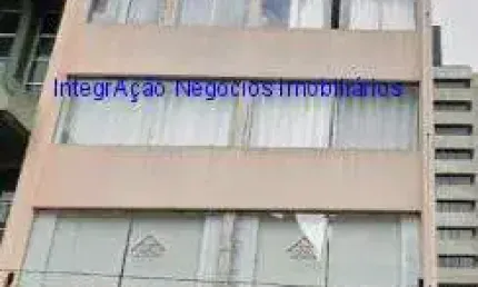 Condomínio com portaria e segurança 24hrs por monitoramento.  excelente localização; à 7 minutos andando para a estação do metrô consolação;