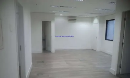 Conjunto Comercial 37.18m², 02 banheiros e 01 vaga na garagem.  Condomínio com recepção e segurança 24hrs.  Excelente localização