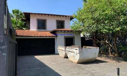 Sobrado 287m²,  térreo 04 salas com divisória em vidro, banheiro social, ampla cozinha com uma sala (ou refeitório). Mais duas edículas ao fundo, send