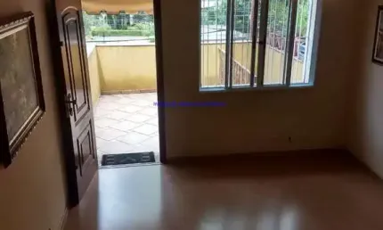Casa sobrado 143m², 02 dormitórios, 03 banheiros, 02 salas e 03 vagas na garagem.
