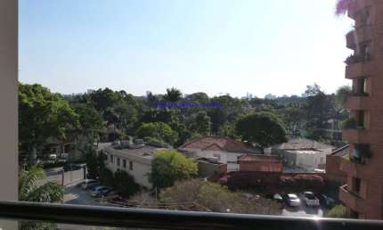 Apartamento 400m², 04 dormitórios (sendo suítes), 05 banheiros e 04 vagas na garagem.  Condomínio com portaria, segurança 24hrs, salão de festa, acade