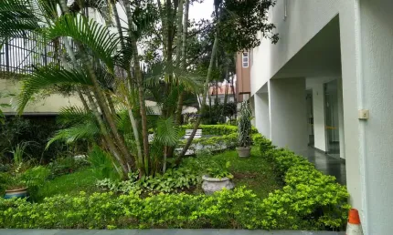 Apartamento 88m², 02 dormitórios e 02 banheiros  Condomínio com portaria 24hrs, salão de festa e jardim.  Excelente localização entre as Ruas Rio Gran