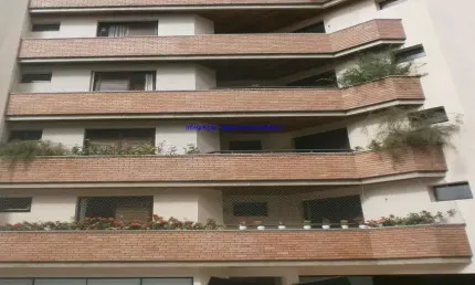 Apartamento 387m², 04 dormitórios (sendo suítes), 05 banheiros e 04 vagas na garagem.  Condomínio com portaria, segurança 24hrs, piscina, sala de giná