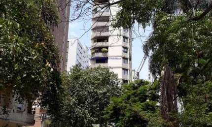 Apartamento 198m², 03 dormitórios (sendo 01 suite), 04 banheiros e 03 vagas na garagem.  Condomínio com Segurança, Portaria, Piscina, Salão de festa