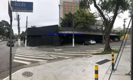 Galpão 1.500m², 02 banheiros e 40 vagas na garagem.  Excelente localização entre as Avenidas dos Bandeirantes, Carinás, Alameda dos Anapurus