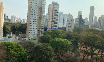 Conjunto Comercial 83m², 01 banheiro e 01 vaga na garagem.  Condomínio com recepção e segurança 24hrs.  Excelente localização entre as Ruas Montesquie