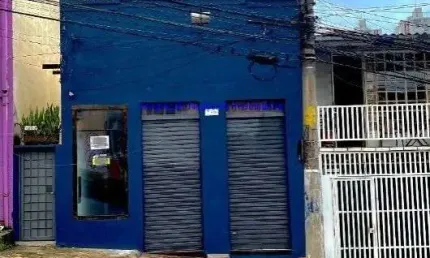 Loja 60m², com 01 banheiro, salão e mezanino. Residência Térreo 70m², 02 dormitórios, 01 banheiro; Possui quintal com área comum e lavanderia.