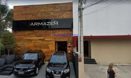 Casa 350m², 02 salas e 02 banheiros.   excelente localização entre as ruas do consórcio, joão cachoeira e bandeira paulista.   todas as informações.