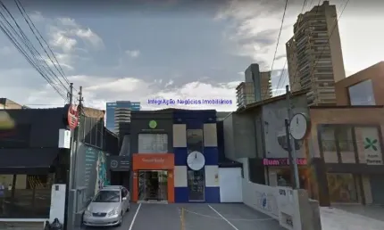Sobrado Comercial 180m², 02 salas, 03 banheiros e 02 vagas na garagem.   Excelente localização entre as Ruas Ministro Jesuíno Cardoso e Comendador Mig
