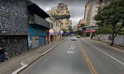 Loja 230m², dividia atualmente em loja e mais mezanino e mais 02 banheiros.  Excelente localização á 6 minutos andando para a estação do metrô