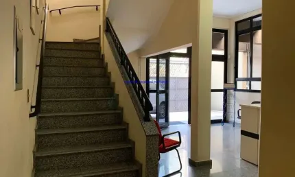 Prédio Comercial 600m², 09 banheiros e 12 vagas na garagem. Possui três andares.  Excelente localização entre as Ruas Anhanguera, James Holland