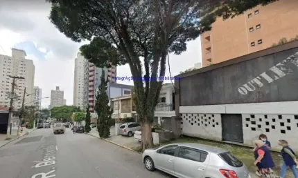 Sobrado loja 250m², térreo salão amplo, 01 banheiro e 03 vagas na garagem; andar superior 03 salas e 03 banheiros.  excelente localização