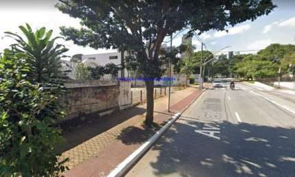 Prédio comercial 350m²,  08 salas, 06 banheiros e 30 vagas na garagem. Possui salão amplo e 01 cozinha.  Excelente localização á 8 minutos andando