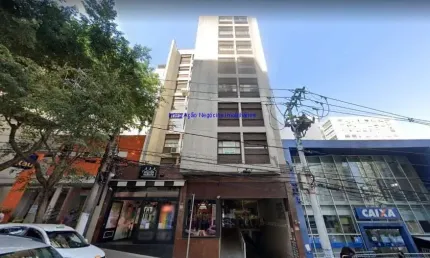 Condomínio com recepção e segurança.  Excelente localização á 9 minutos andando para a estação do metrô Trianon-Masp; Entre  as Alamedas Campinas,