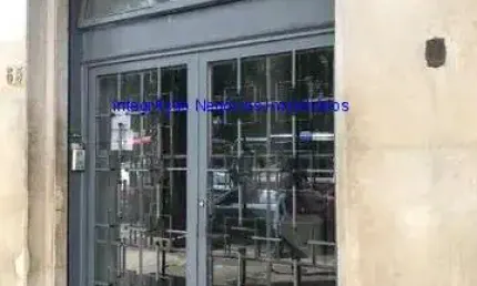Apartamento 33m², 01 dormitório e  01 banheiro.  Condomínio com Segurança e Portaria.  Excelente localização, á 3 minutos andando para a Estação.