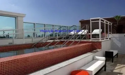 Condomínio com portaria, segurança 24hrs, piscina, salão de festas e academia.  Excelente localização á 7 minutos andando para a estação do metrô
