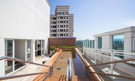 Condomínio com portaria 24hrs, piscina, sauna, academia, lavanderia coletiva e espaço gourmet.  Excelente localização