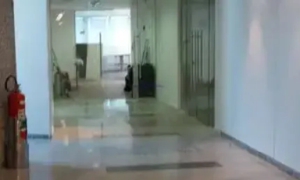 Conjunto Comercial 137.38m², 02 banheiros e 03 vagas na garagem.  Condomínio com Recepção e Segurança.